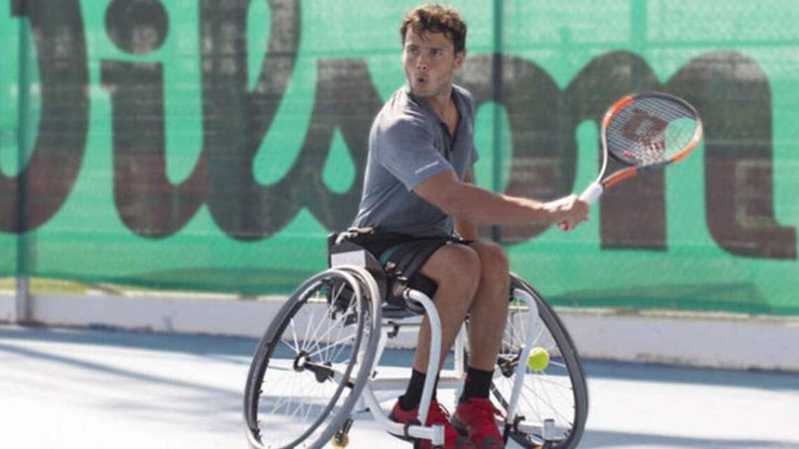 Cisco García durante un partido de tenis en silla Juegos Paralímpicos