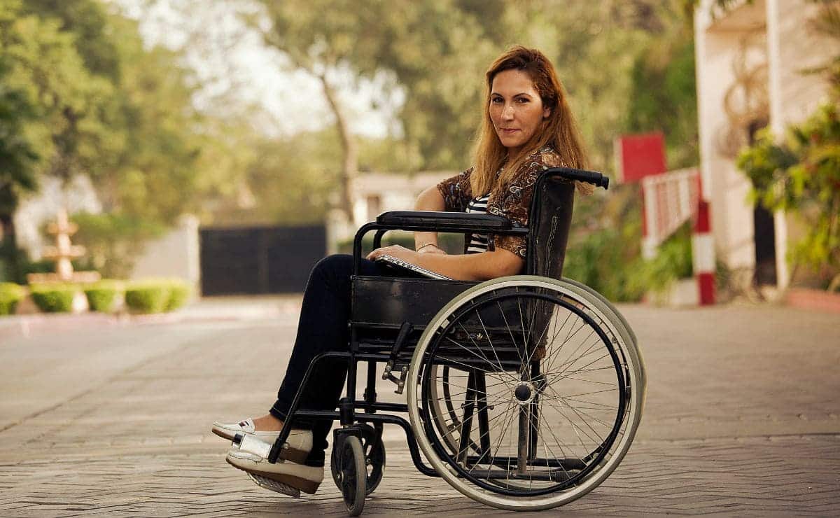 Mujer en silla de ruedas con discapacidad