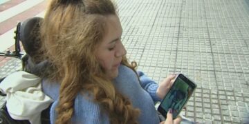 Clara mirando en el móvil una foto de Pocahontas. Foto: La Sexta
