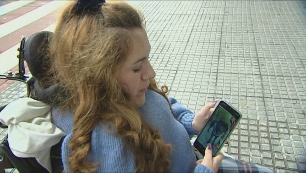 Clara mirando en el móvil una foto de Pocahontas. Foto: La Sexta