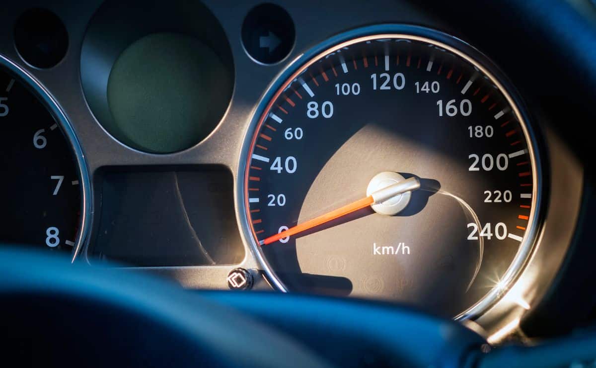 coche automóvil dgt tráfico velocidad riesgo accidente