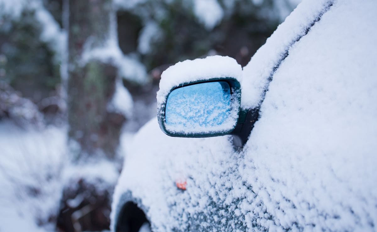 Coche atrapado por la nieve (FOTO: CANVA)