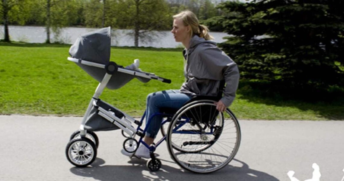 Cochecito de bebé adaptado para personas en silla de ruedas
