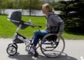 Cochecito de bebé adaptado para personas en silla de ruedas