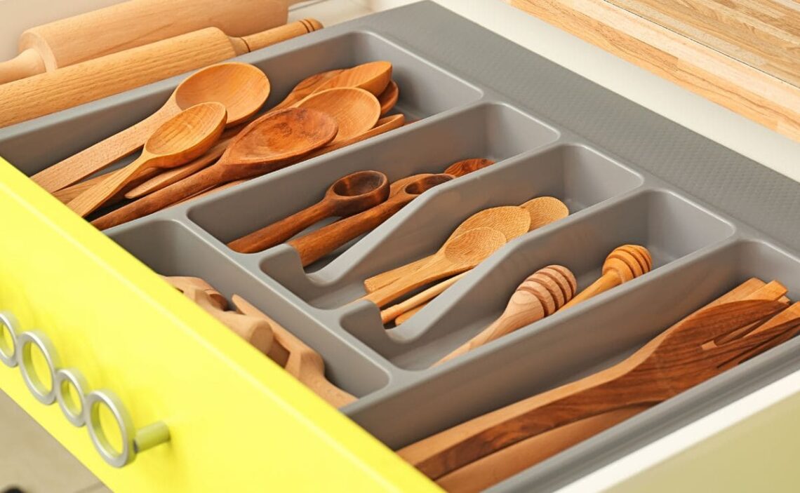Cómo limpiar y desinfectar los utensilios de madera de la cocina