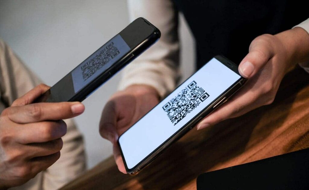 La OCU alerta sobre el QRishing, la nueva estafa a través del móvil QR