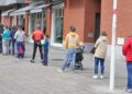 Colas frente a un supermercado durante la cuarentena