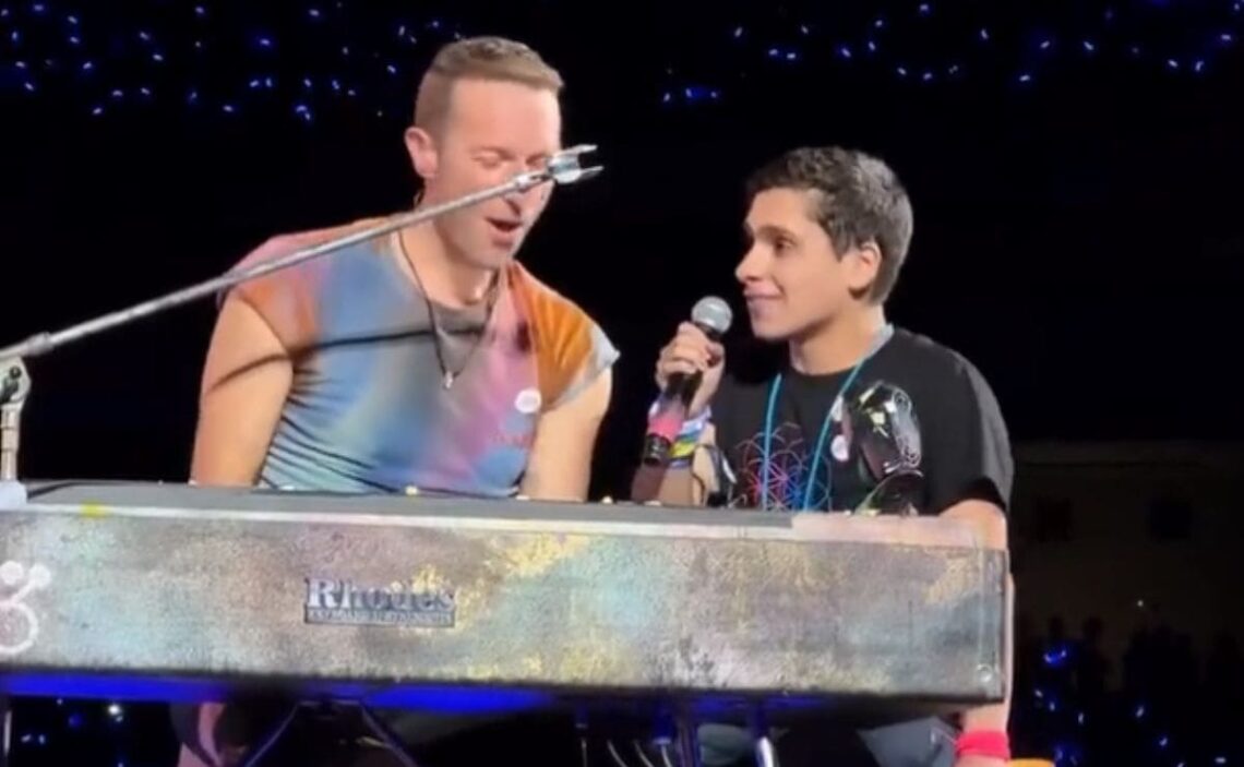 Un joven con autismo cumple su sueño y canta junto a Coldplay en Barcelona