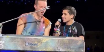 Un joven con autismo cumple su sueño y canta junto a Coldplay en Barcelona