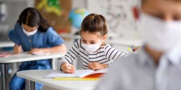 Niños con mascarilla en la vuelta al cole estudiantes