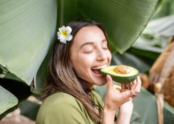 comer aguacate diario alimento salud digestión hortaliza fruto semilla