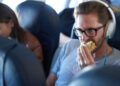 Hombre comiendo en un avión