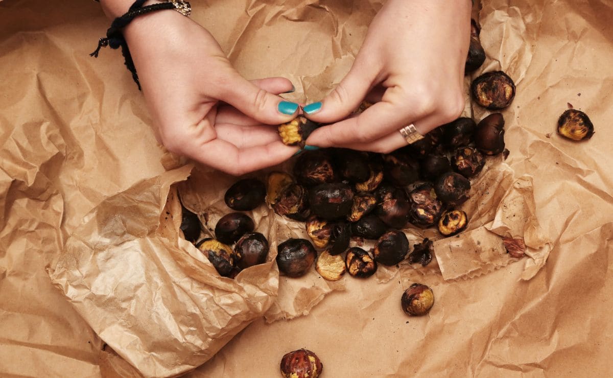 Mujer comiendo castañas