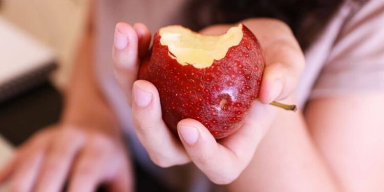 comer manzana fruta alimento postre digestión fibra