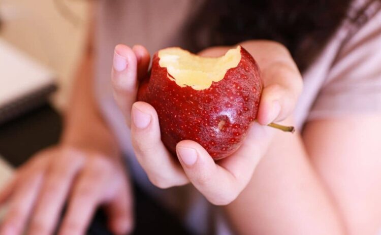 comer manzana fruta alimento postre digestión fibra