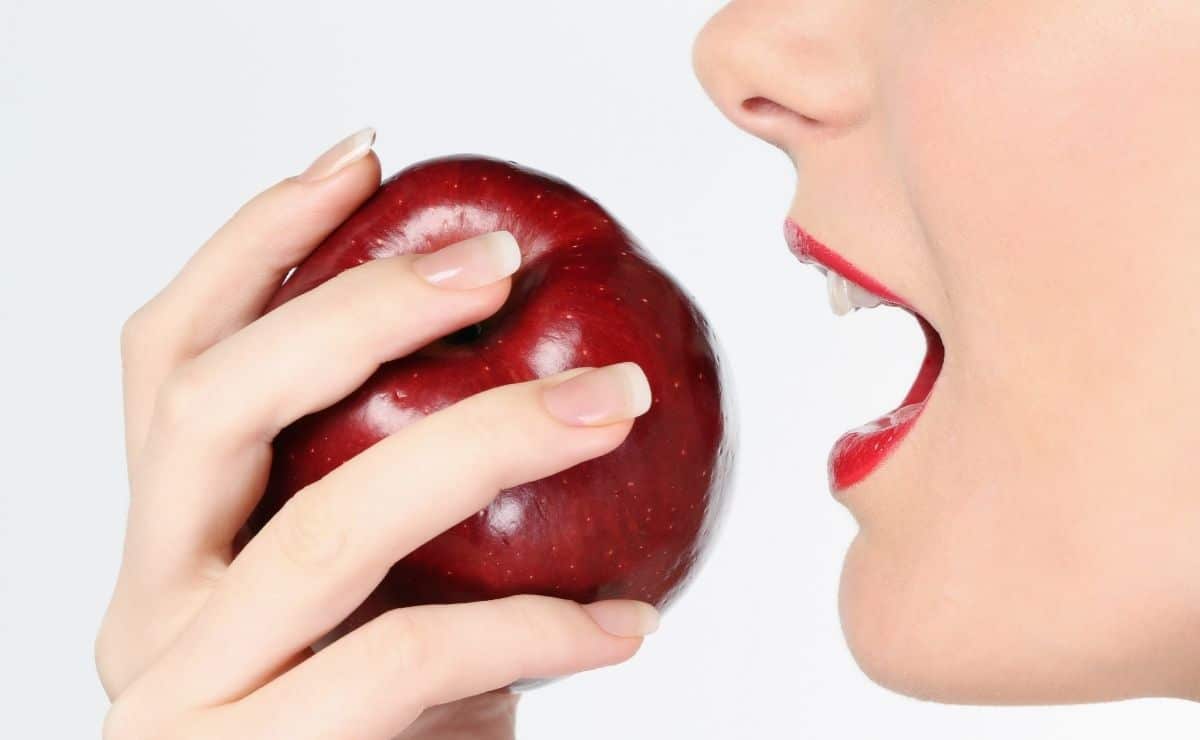 fruta comer manzana salud microbiota flora intestinal dieta