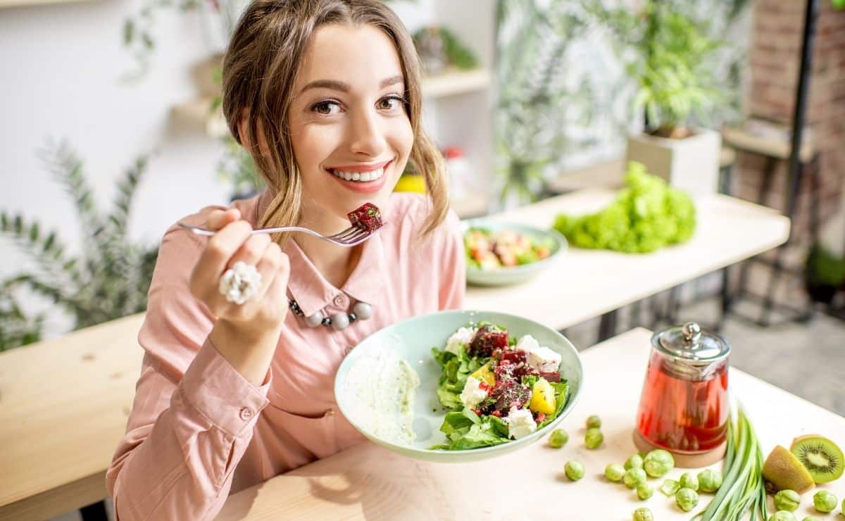 Mujer comiendo una ensalada saludable