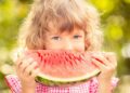 Niña comiendo sandia, una fruta rica en azucar