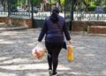 Una mujer con bolsas de la compra durante la pandemia en Sevilla