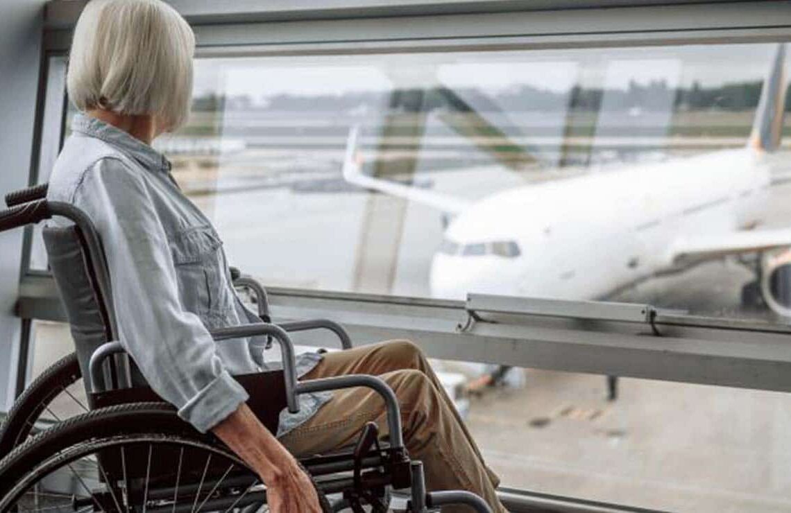 Una persona en silla de rueda a punto de coger un vuelo