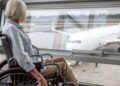 Una persona en silla de rueda a punto de coger un vuelo