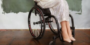 Persona en silla de ruedas que recibe la incapacidad permanente pension no contributiva