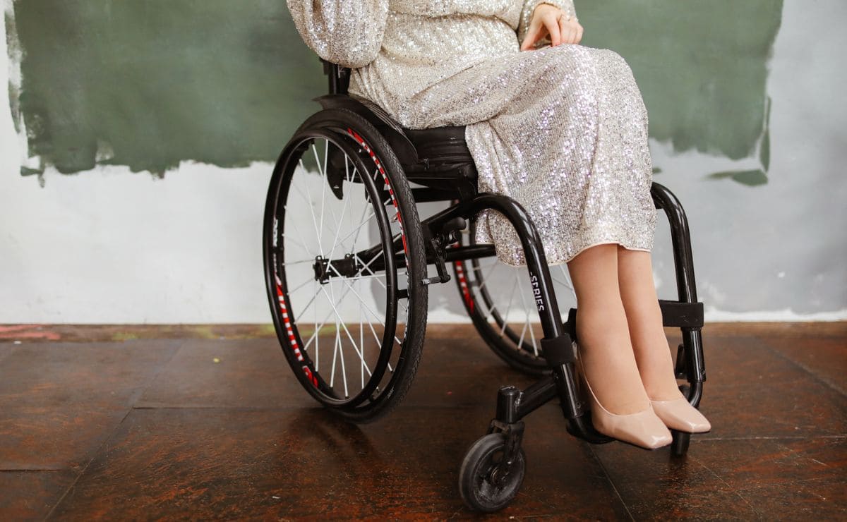 Persona en silla de ruedas que recibe la incapacidad permanente pension no contributiva