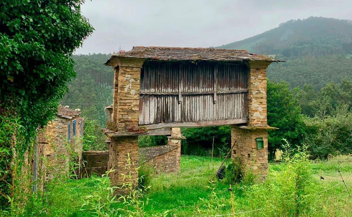 A la venta en Idealista un conjunto de 3 casas en una aldea de Galicia