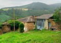 A la venta en Idealista un conjunto de 3 casas en una aldea de Galicia