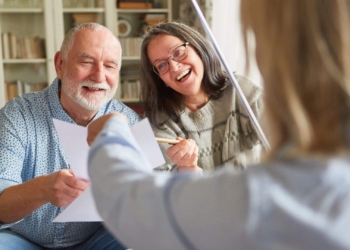 Cómo solicitar la ayuda para personas mayores de 65 años en Madrid