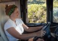 Mujer conduciendo una autocaravana