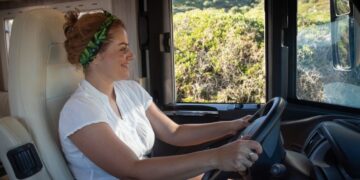 Mujer conduciendo una autocaravana