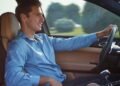 El bulo en forma de hábito que hacemos mientras conducimos puede ser peligroso