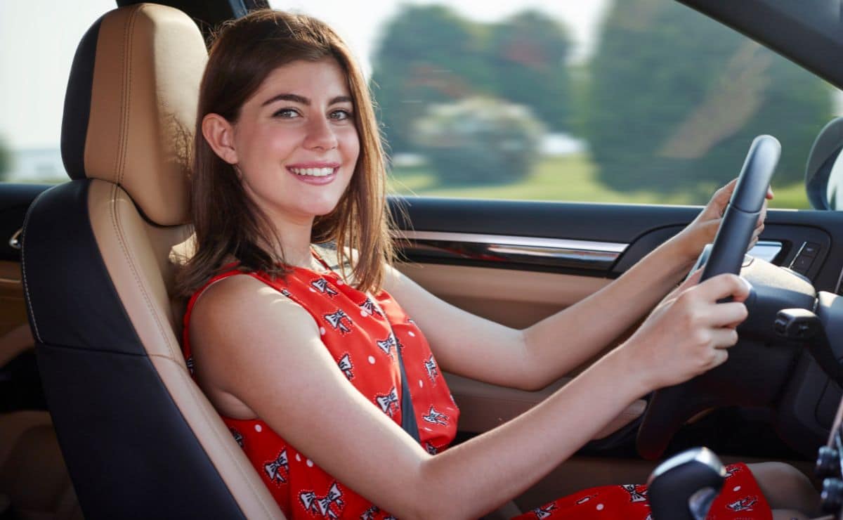 El bulo en forma de hábito que hacemos mientras conducimos puede ser peligroso