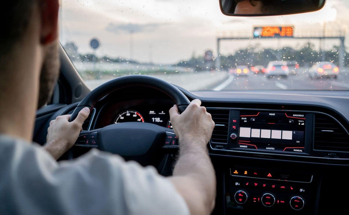 conducir coche dgt tráfico atención automóvil carretera accidente