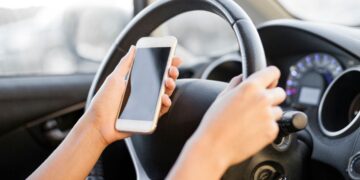 Usar el móvil al volante, entre las multas más comunes para la DGT en verano