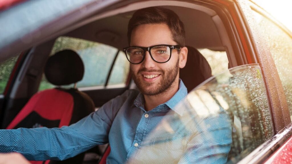 La DGT puede multar a un conductor por conducir sin gafas o lentillas cuando las debes de utilizar