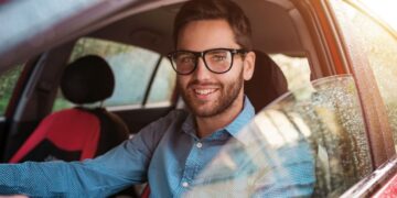 La DGT puede multar a un conductor por conducir sin gafas o lentillas cuando las debes de utilizar