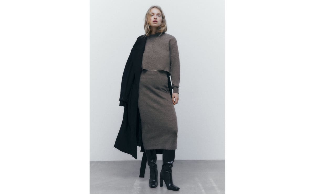 El conjunto de falda midi y sudadera tejido 'soft' de Zara