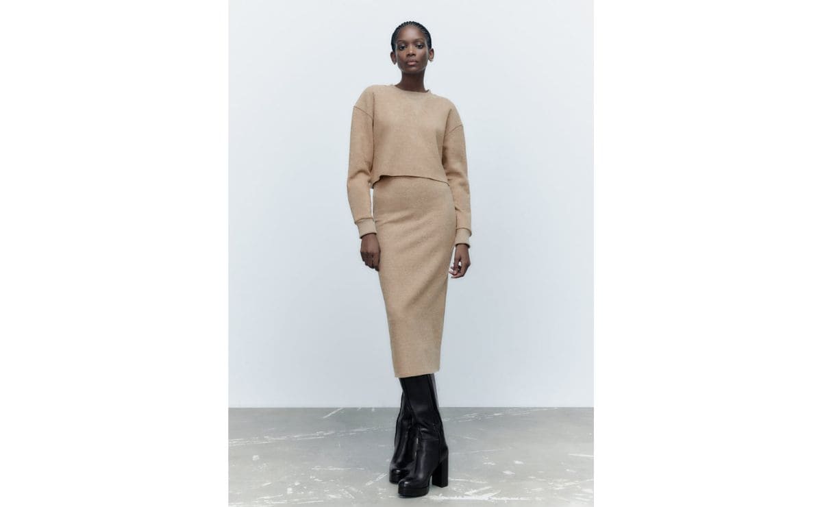 El conjunto de falda midi y sudadera tejido 'soft' de Zara