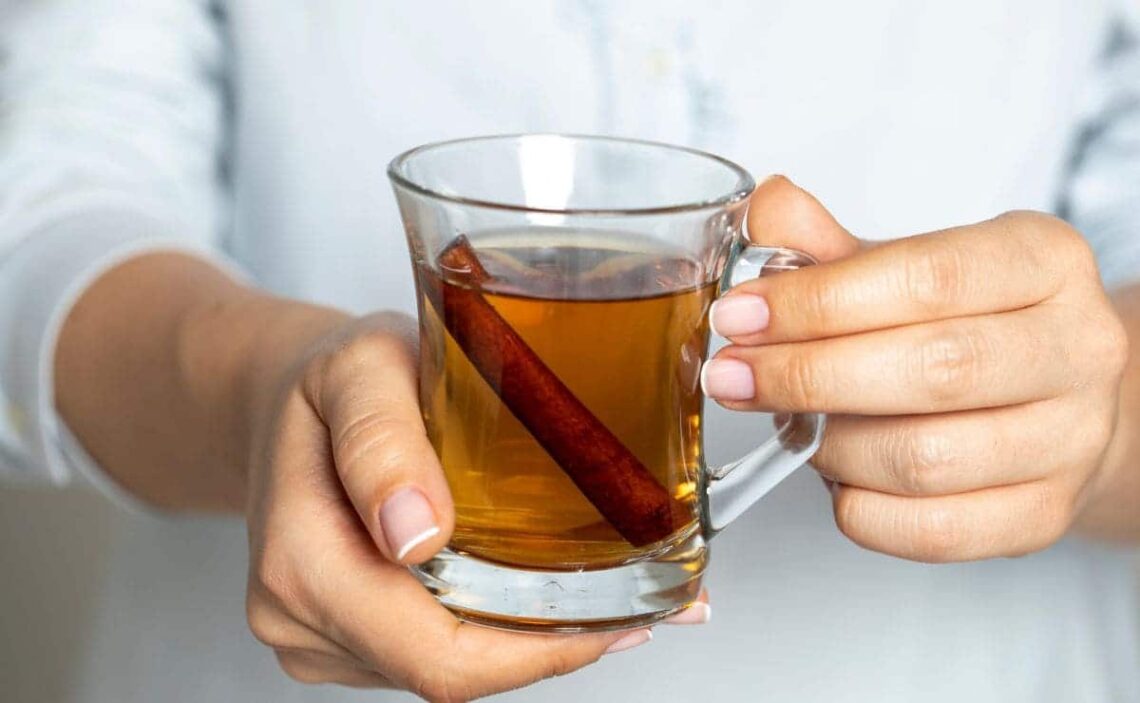 Qué puede provocar el consumo en exceso de té de canela./ CANVA