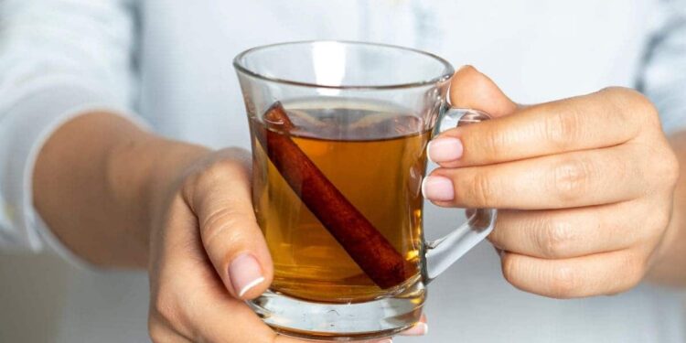 Qué puede provocar el consumo en exceso de té de canela./ CANVA