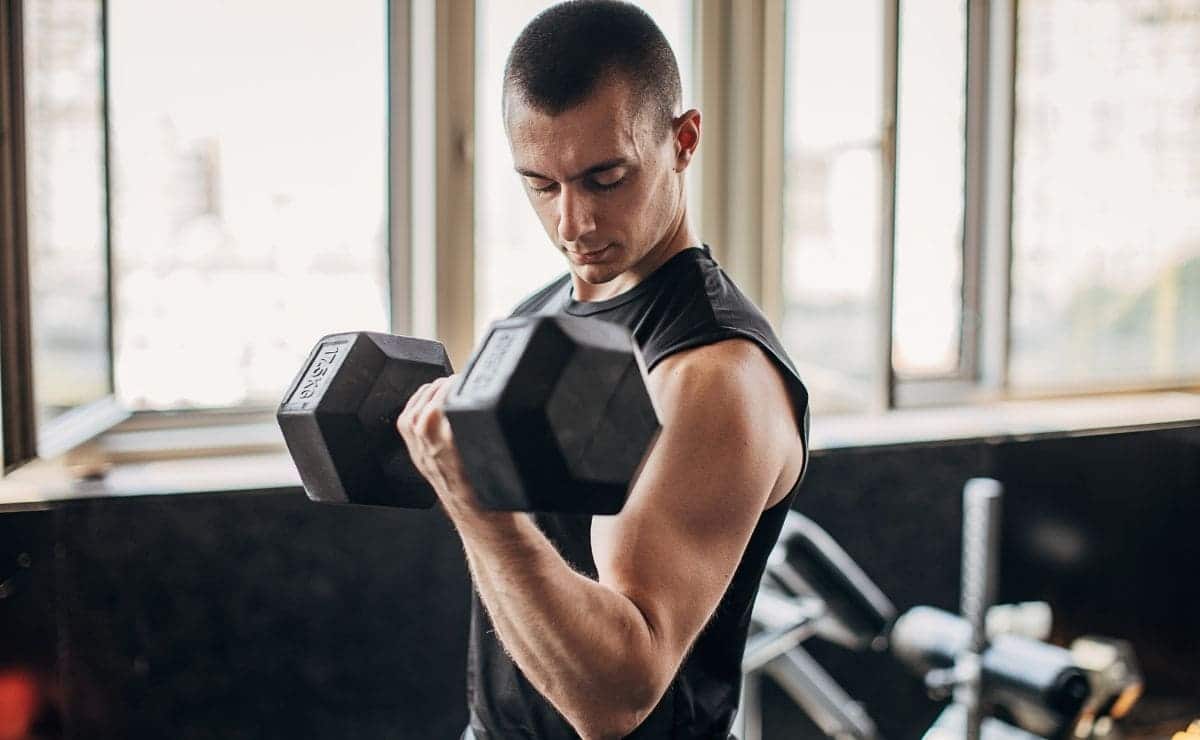 consejos perder grasa pectorales ejercicios físicos pesas gimnasio