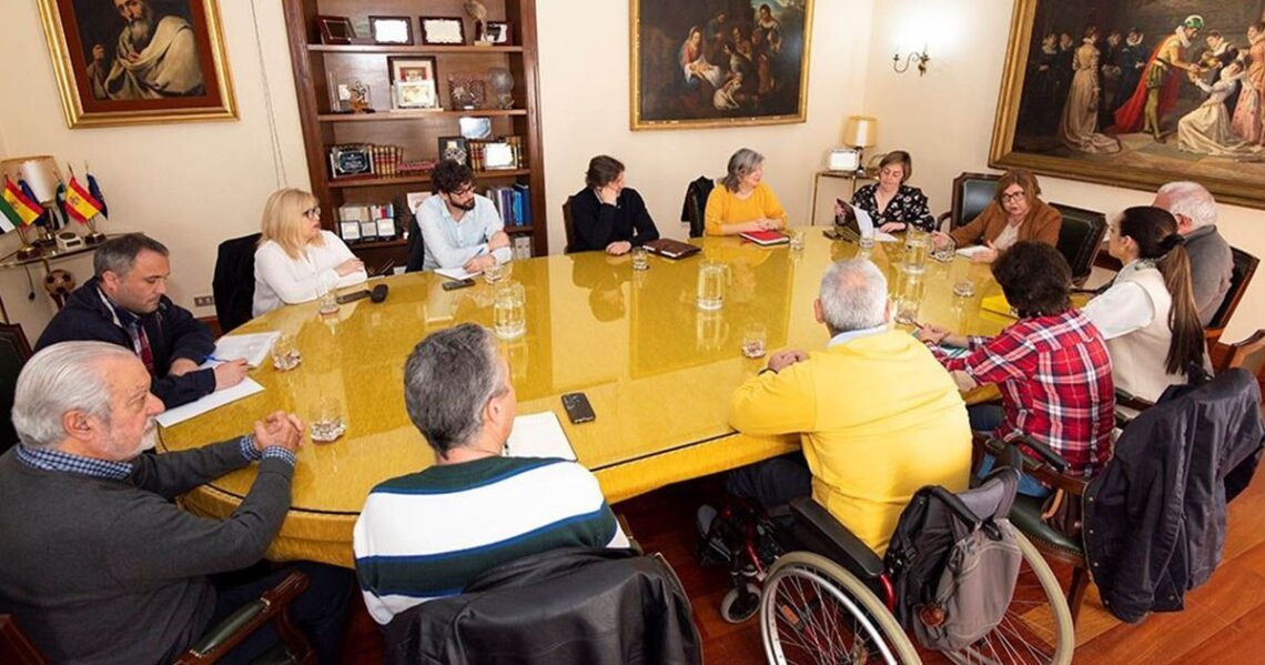 Miembros de la diputación de Cáceres reunidos con personas con discapacidad para cerrar el convenio