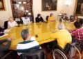 Miembros de la diputación de Cáceres reunidos con personas con discapacidad para cerrar el convenio