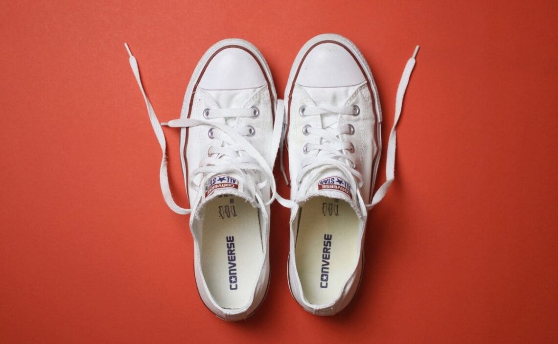 Limpieza de las zapatillas Converse blancas con bicarbonato