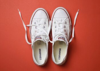 Limpieza de las zapatillas Converse blancas con bicarbonato