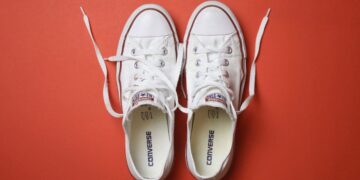 Limpieza de las zapatillas Converse blancas con bicarbonato