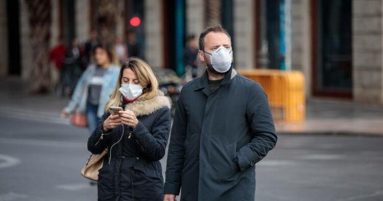 Dos personas con mascarillas por el coronavirus