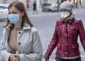 Personas con mascarillas para protegerse del coronavirus contaminación